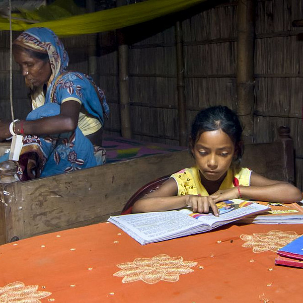 Bangladesch: Ein Mädchen lernt abends bei Solarlicht für die Schule