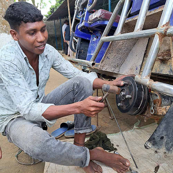 Bangladesch: Rahim repariert eine Rikscha