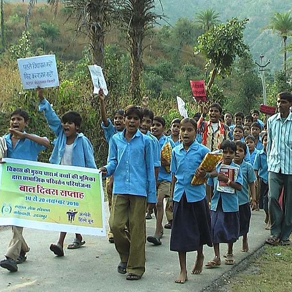MEHR ZU RECHTE STÄRKEN... Protestaktion von Schülerinnen und Schülern in Indien