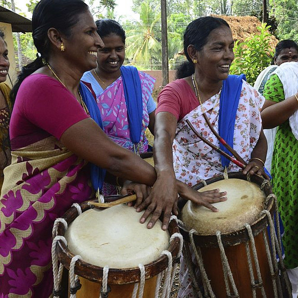indische Frauen mit Trommeln