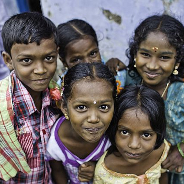 Mehr zu BILDUNG FÖRDERN... indische Kinder stehen im Klassenraum und lachen