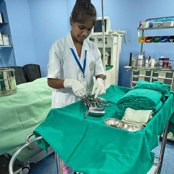 Ich möchte jetzt spenden. Kennwort: Bildung eine junge indische Krankenschwester bereitet einen OP vor
