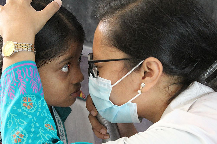 Augenuntersuchung bei einem Kind in Bangladesch