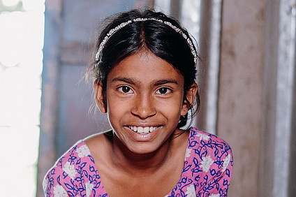 ANDHERI_HILFE_Spenden_für_Bangladesch_Flussinsel_Kind_Mädchen_rund
