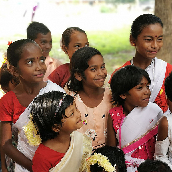 Ich möchte für Bildung spenden lachende indische Mädchen draußen im Grünen