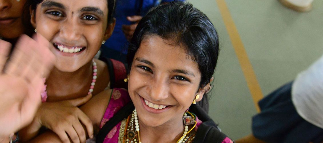 lachende und winkende Kinder in Indien