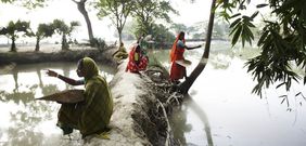 Aus dem Archiv: Frauen in überfluteten Feldern in Bangladesch