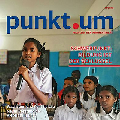 Zum aktuellen Magazin... punkt.um Spenden-Magazin Titelbild mit jungem indischen Mädchen in der Schule