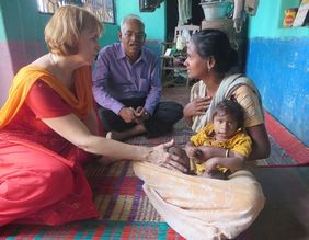 Elvira Greiner mit einer Mutter und ihrem Kind in Indien