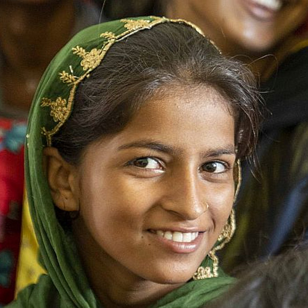 junge indische Frau mit grünem Sari 