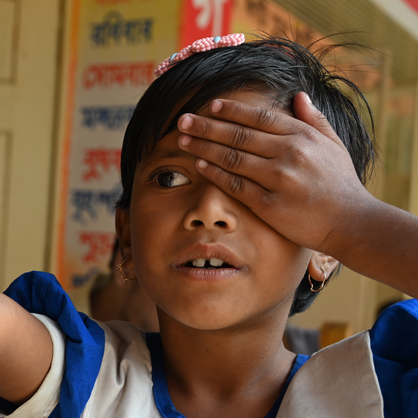 Ich möchte Kindern wie Naira Augenlicht schenken Augenuntersuchung bei einem Mädchen in Bangladesch