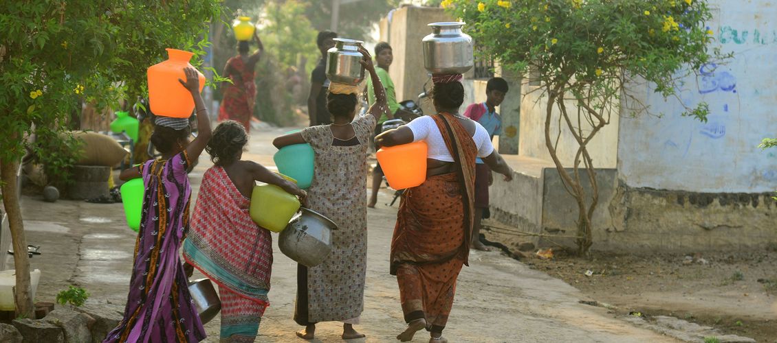 Indien: Frauen tragen Wassereimer
