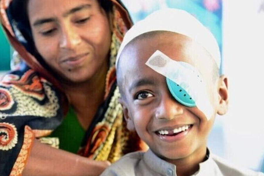 ANDHERI HILFE Junge mit Augenklappe nach einer Augenoperation in Bangladesch