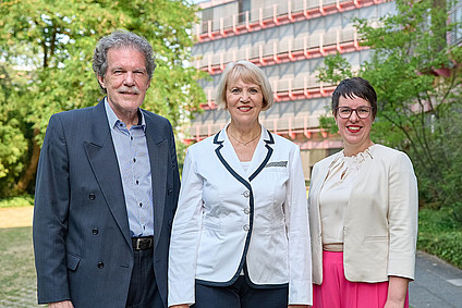 Vorstand der ANDHERI HILFE: Elvira Greiner, Cornelia Hansen, August Ilg Vorstand der ANDHERI HILFE: Elvira Greiner, Cornelia Hansen, August Ilg