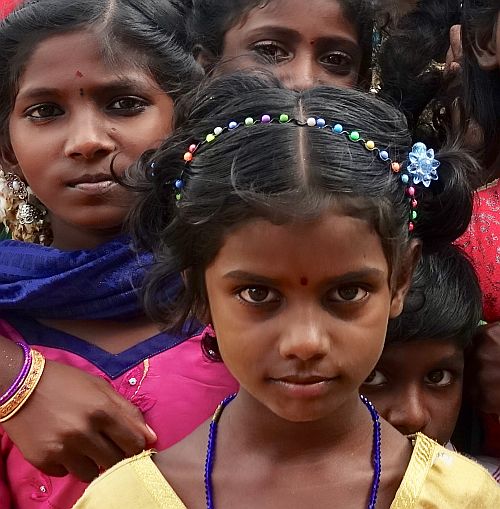 Ich möchte für die Projekte der ANDHERI HILFE spenden... Indische Mädchen schauen in die Kamera