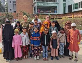 Gruppe bangladeschischer Kinder vor einer Augenklinik
