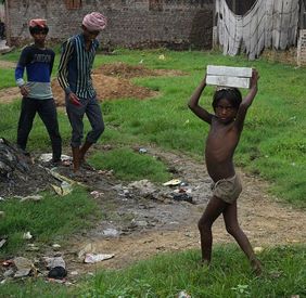 Indien: Kinder sammeln Müll