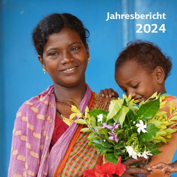 Titelseite Jahresbericht 2024 der ANDHERI HILFE: Junge indische Frau mit Kind