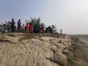 Bangladesch: Ein Deich wird mit Sandsäcken befestigt