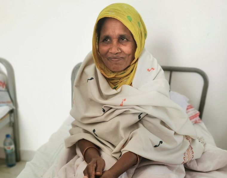 Bangladesch: Eine ältere Frau im Krankenhaus auf dem Bett