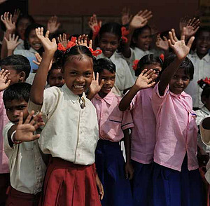 indische Kinder winken und lachen