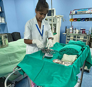Eine junge Adivasi Frau aus Indien erhiehlt ein Stipendium und konnte Krankenschwester werden.