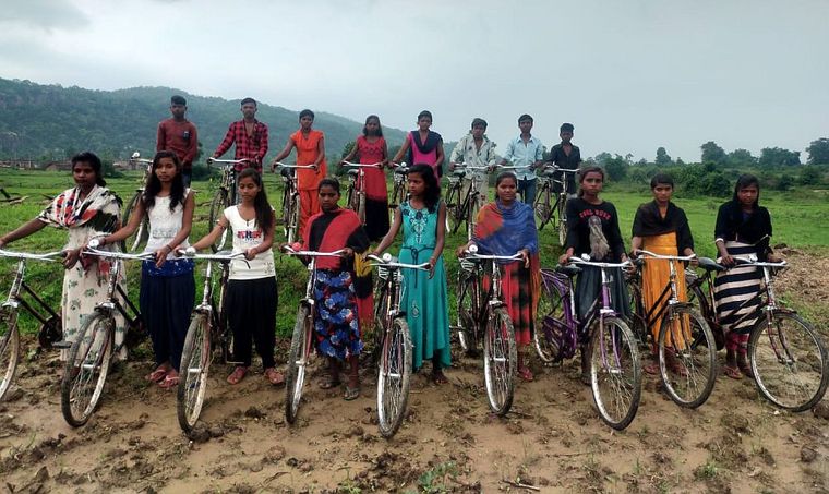 Indien: Schülerinnen und Schüler mit ihren Fahrrädern