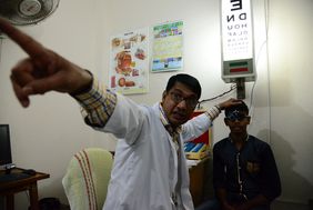 Augenarzt untersuchung Bangladesch Spenden
