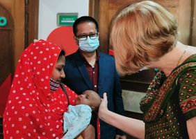 Mutter mit Baby in einer Augenklinik in Bangladesch