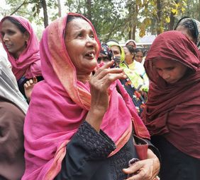 Eine alte Frau in Bangladesch 