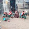 Indien: Frauen mit Kind vor einer Hütte