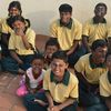 Kinder mit Behinderungen in Indien sitzen auf dem Boden