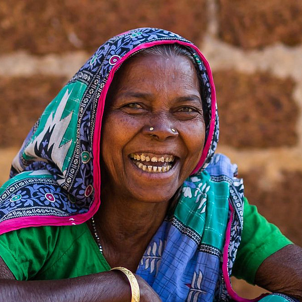 Ich möchte in Indien Chancen eröffnen und spenden... Indien - Eine Frau sitzt auf dem Boden und lacht