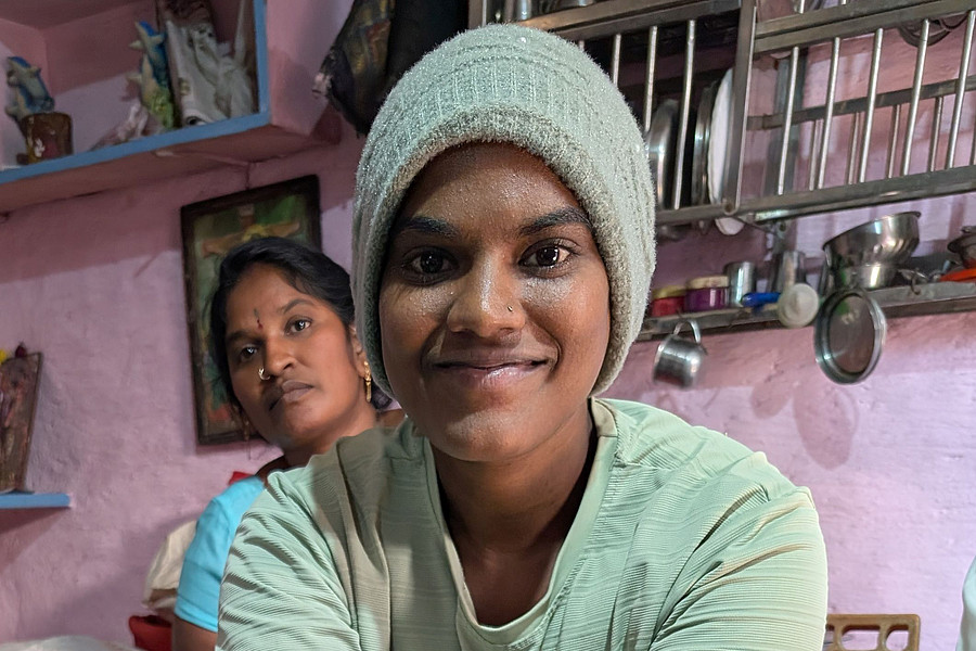 Leben in Slums in Indien: Ein Mädchen mir einer grünen Mütze auf dem Kopf