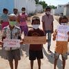 Indien: Kinder mit Stop Kinderarbeit Schildern auf Straße 