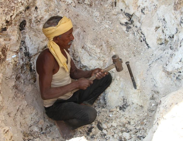 Indien: alter Mann arbeitet in Mine 