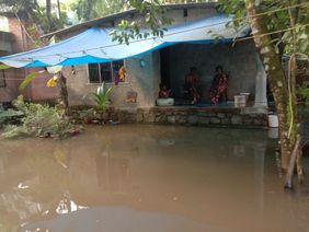 Flut in Indien: Haus steht im Wasser