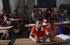 Kinder der Musahar in Indien sitzen in der Schule