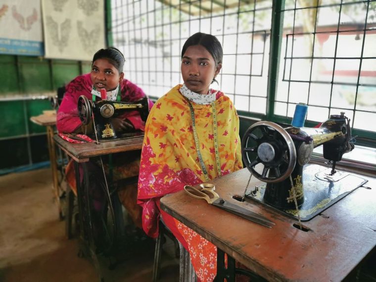 Bildung und Ausbildung in Bangladesch: 2 junge Frauen an der Nähmaschine