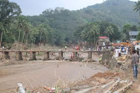 zerstörte Brücke nach Flut in Indien