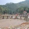 zerstörte Brücke nach Flut in Indien