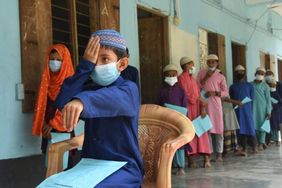 Augenuntersuchung bei Kindern in Bangladesch
