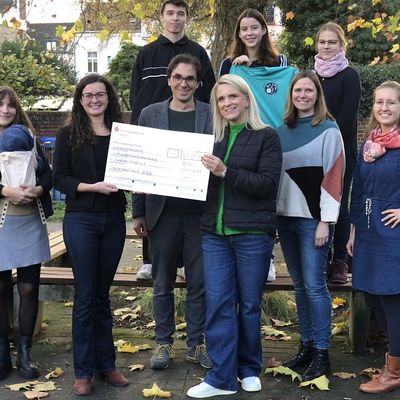 Brühl: Spendenübergabe nach Spendenlauf