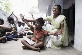 Kind mit Behinderung in Indien wird gefördert