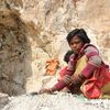 Indien: Mädchen arbeitet in Mica Mine