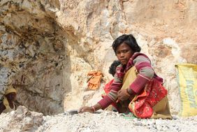 Indien: Mädchen arbeitet in Mica Mine