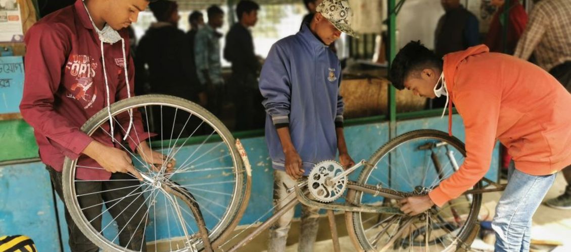 Ausbildung in Bangladesch: junge Männer reparieren ein Fahrrad