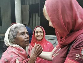Elvira Greiner mit einer alten Frau in Bangladesch