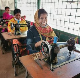 Bangladesch: Eine junge Frau lernt den Umgang mit der Nähmaschine