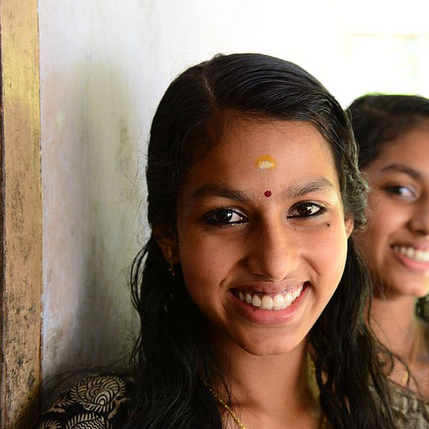 Zwei junge indische Frauen in einem Hilfsprojekt der ANDHERI HILFE 